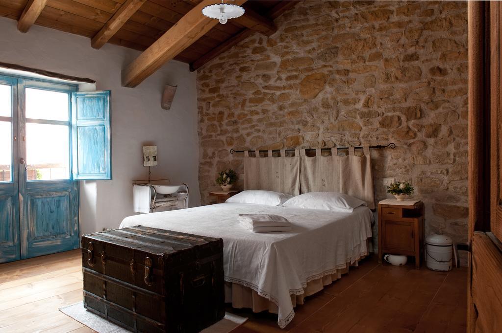 Domu Antiga Bed and Breakfast Gergei Exteriör bild