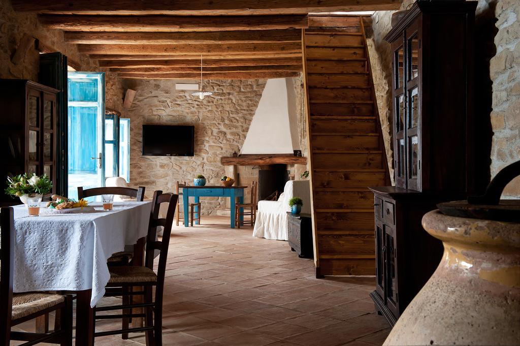 Domu Antiga Bed and Breakfast Gergei Exteriör bild