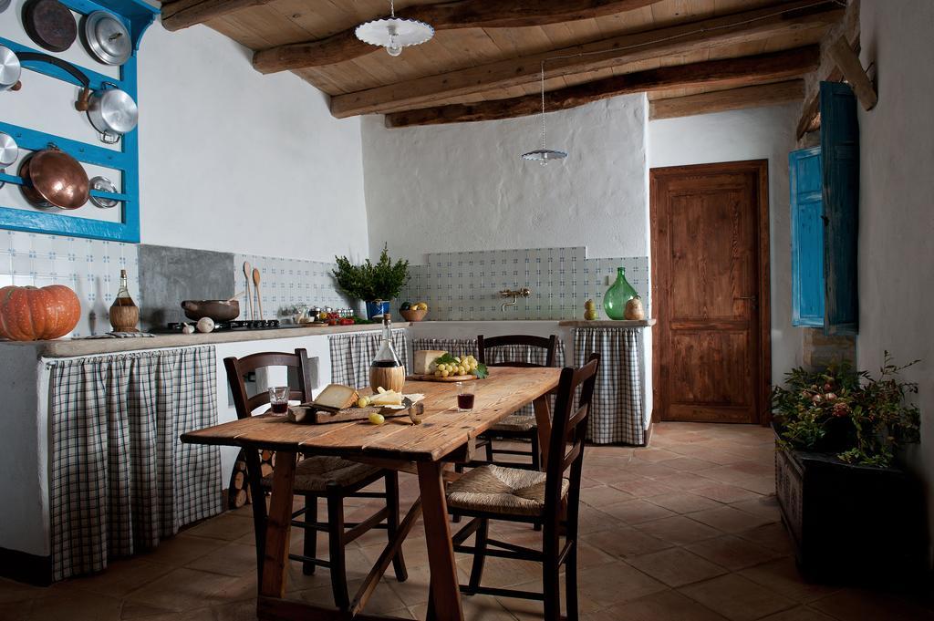 Domu Antiga Bed and Breakfast Gergei Exteriör bild